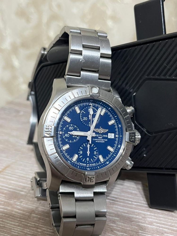 Часы breitling avenger 43 chronograph