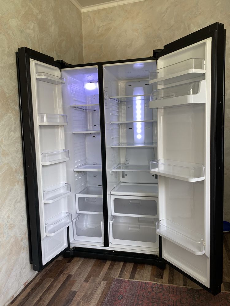Продам двухдверный холодильник