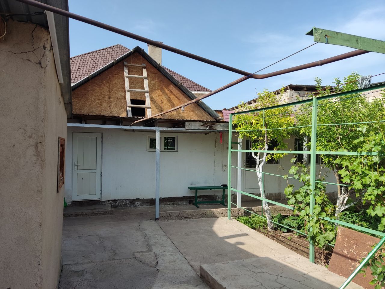 ПРОДАЮ дом в центре частично с мебелью и строительными материал