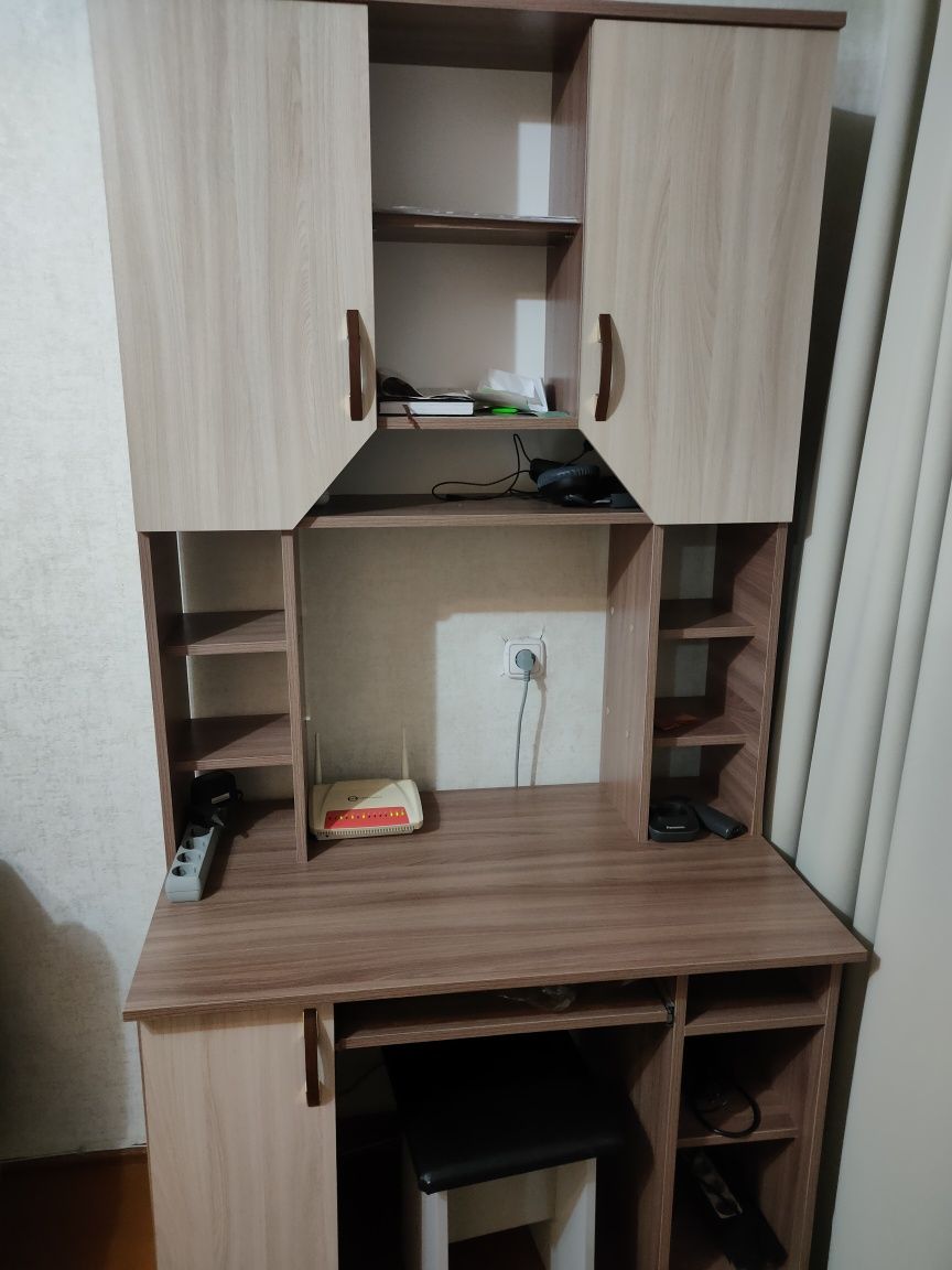 Продам компьютерный стол.