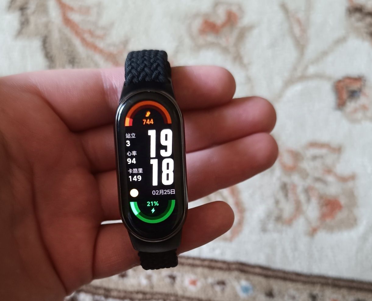 Фитнес часы Mi band 8 идеальное состояние в комплекте 2 ремешка