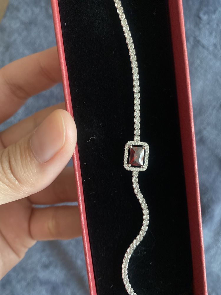 серебряный браслет с красным камнем