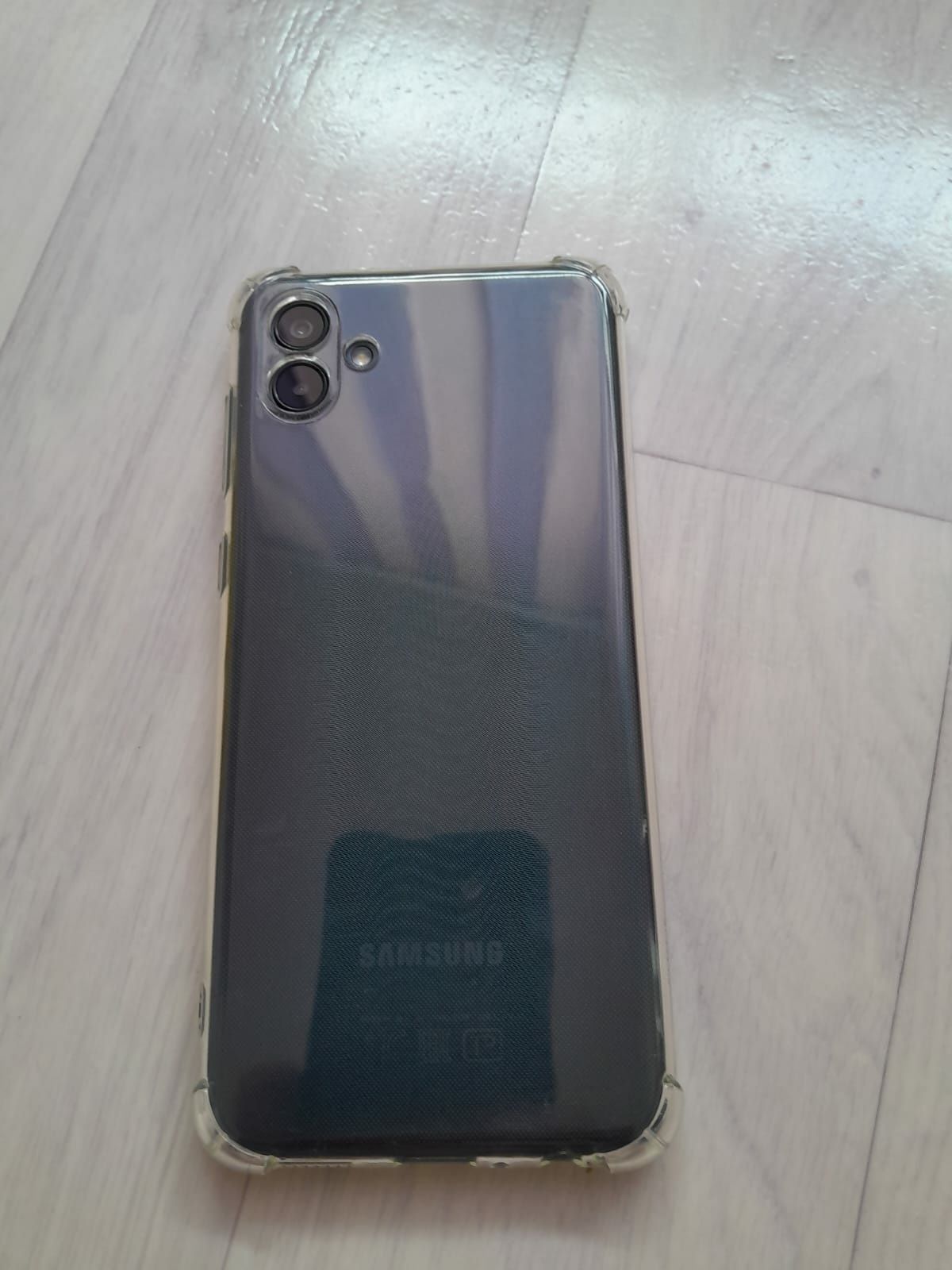 Срочно продам телефон самсунг галакси А 04 с документом, с зарядкой.
