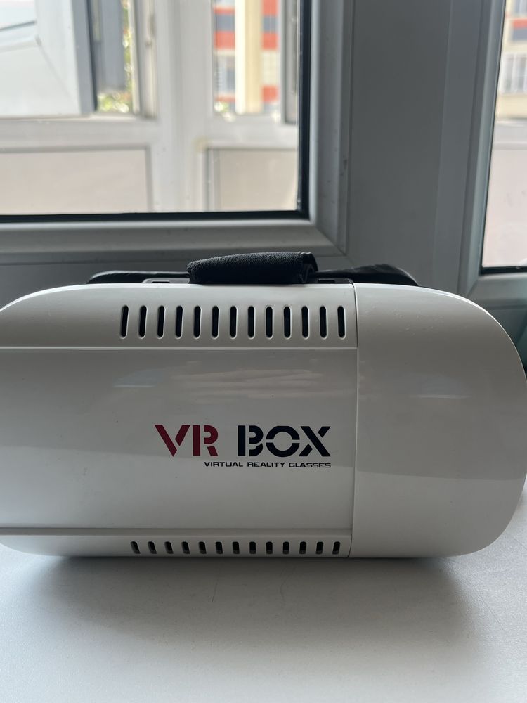 VR BOX без джостиков обычный надо встовлять телефон!