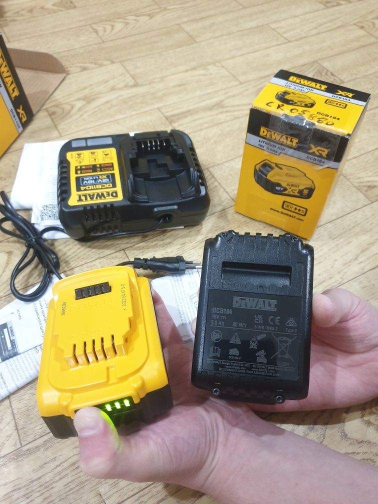 Продам комплект 2 аккумулятора, зарядное устройство DeWALT 18V DCB184