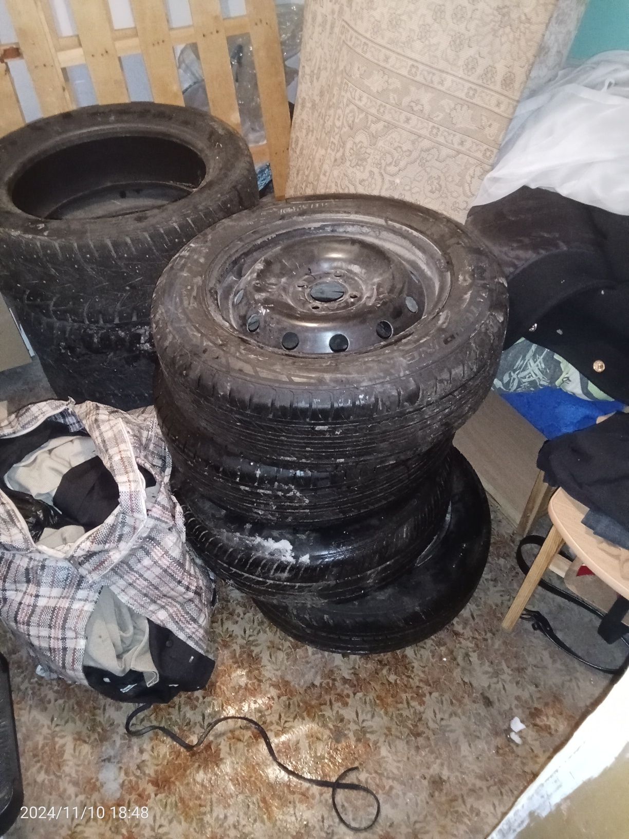 Продам диски с резиной комплект