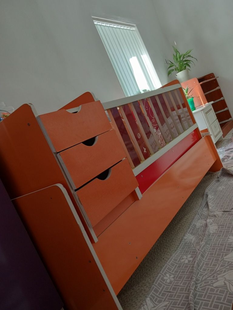 Продам детскую кроватку с манежом
