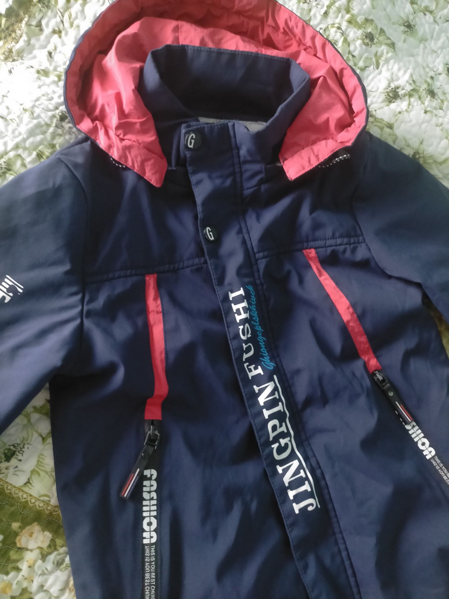 Продам демисезонную куртку для мальчика!