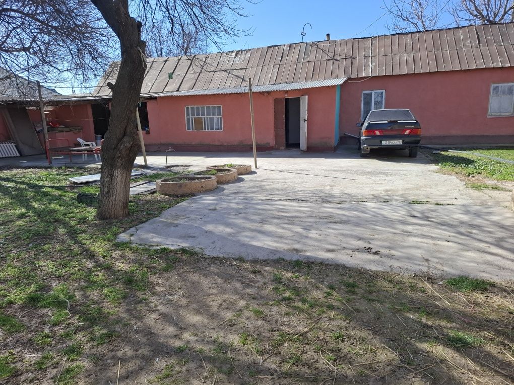 Продаётся Не большой Дом в Ленгер, в Автопарке рядом трассы.