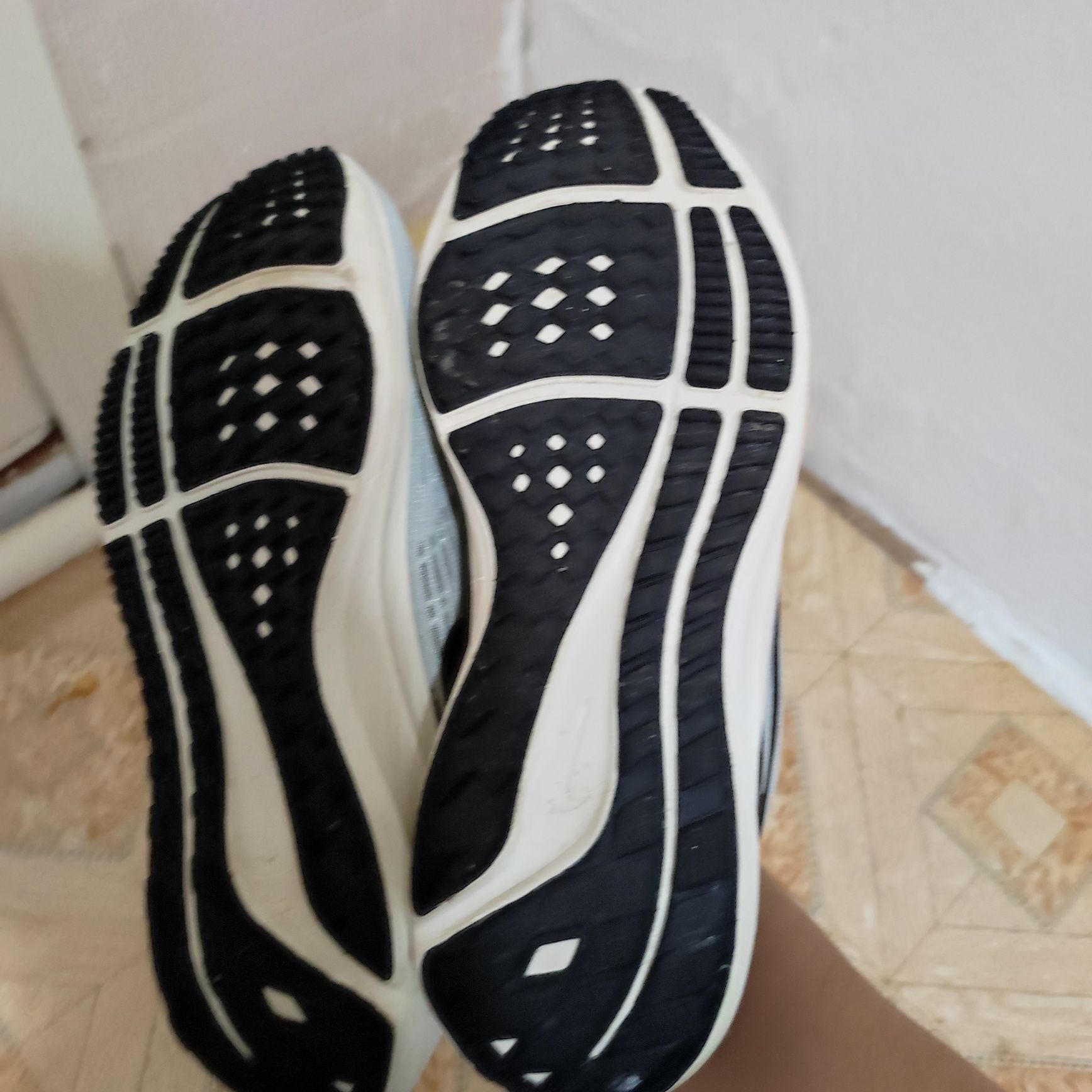 Продам кроссовки