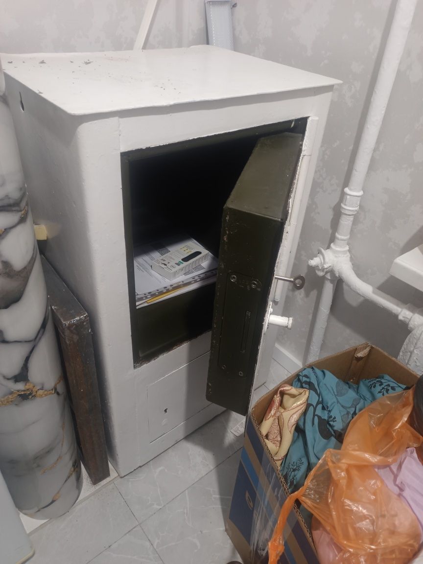 Продам сейф советский