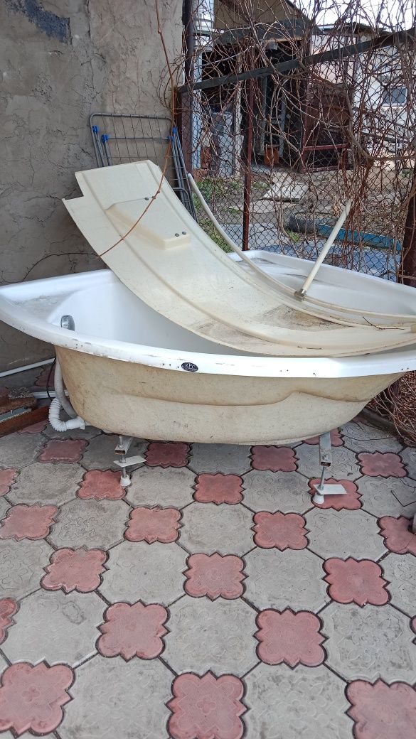 Продам угловую ванну