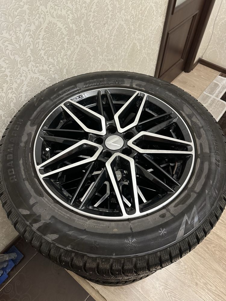 Продам комплект зимней резины с дисками Roadmarch 235/60R18.