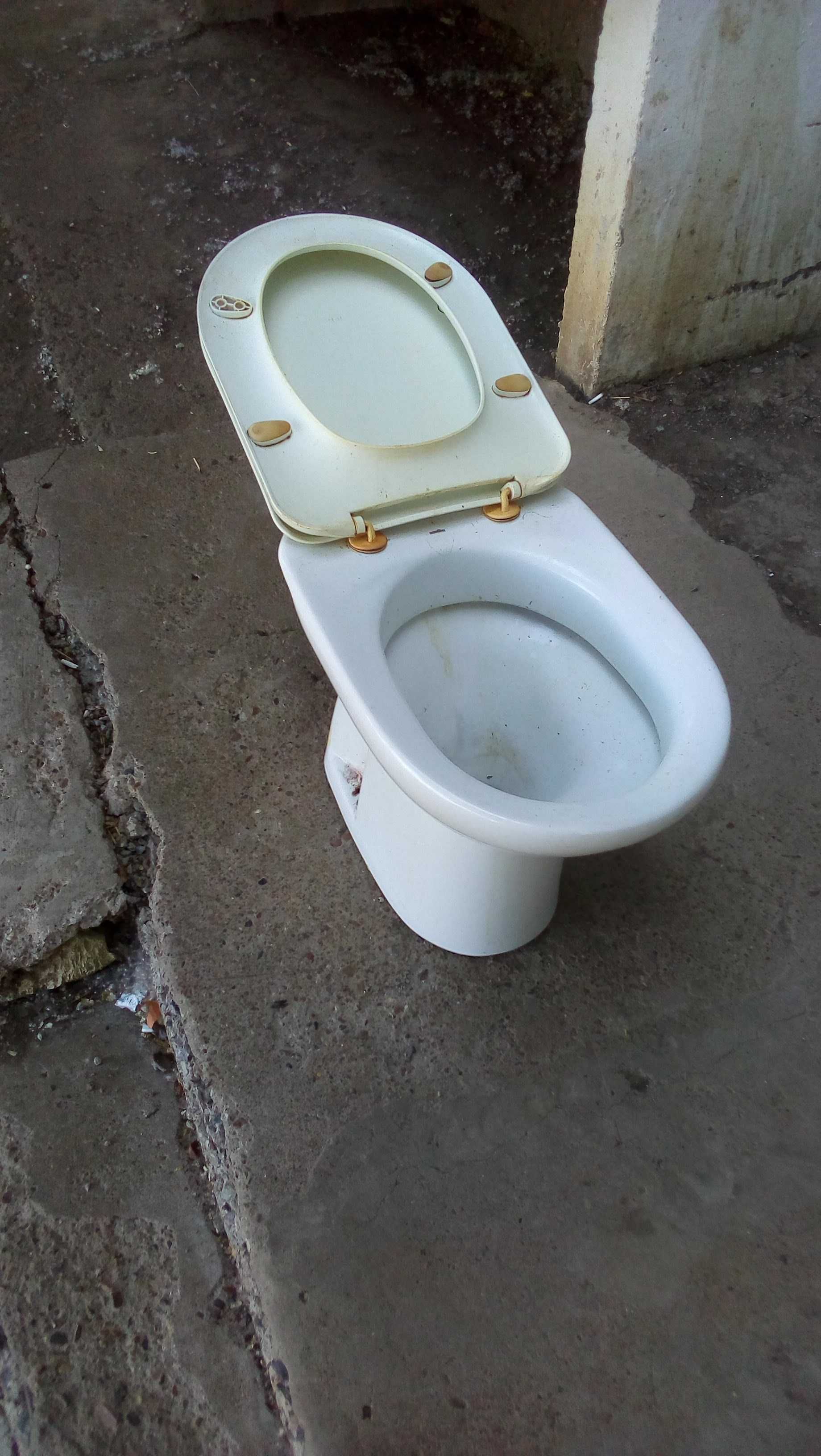Продам унитаз без бочка   для стройки самый бюджетный вариант!