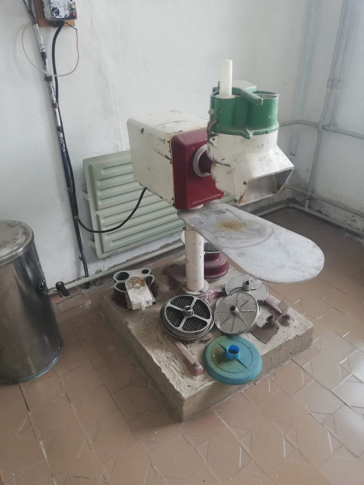 Продам инвентарь для столовой и кухни бу