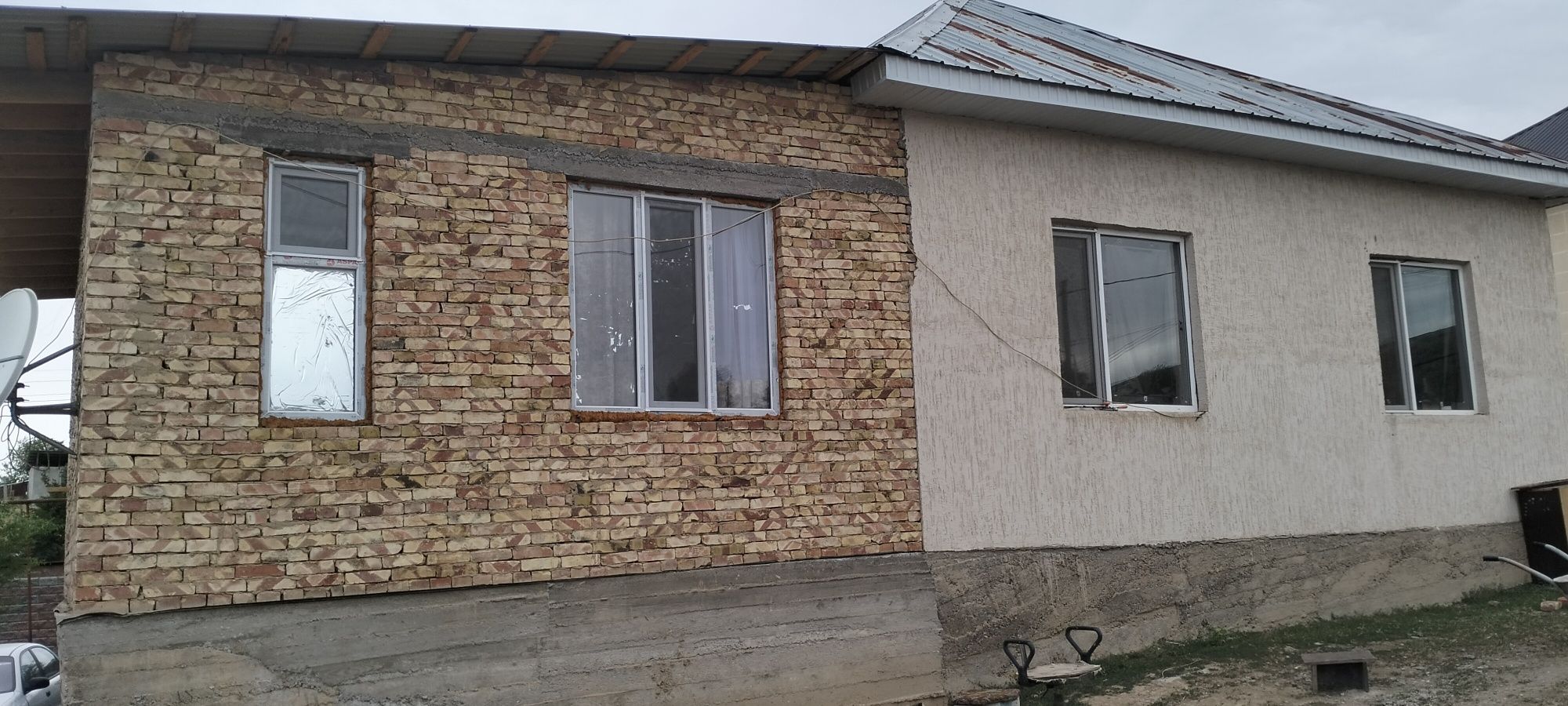 Жанадан салынган уй сатылады