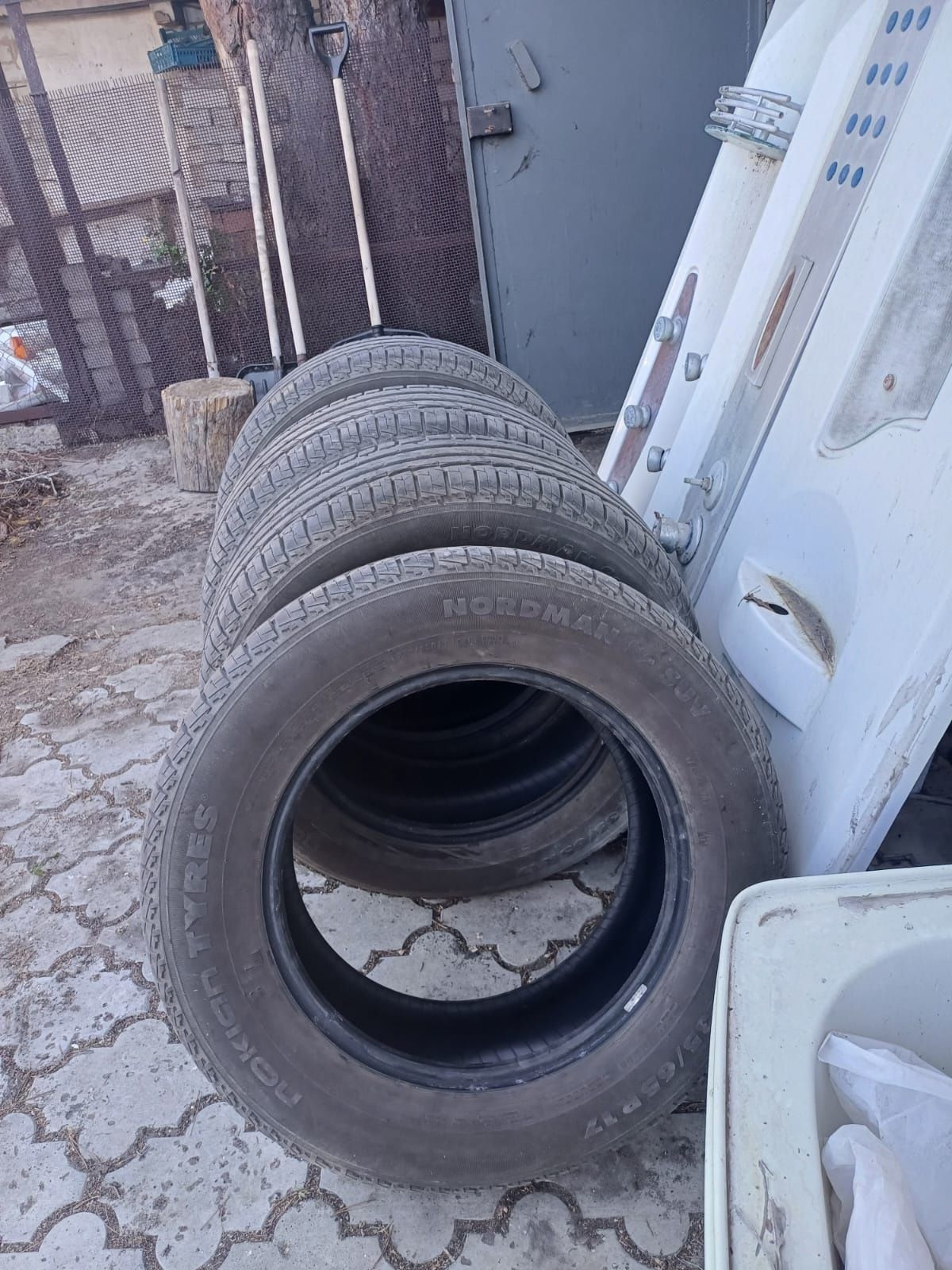 Шины летние 235/68р 17