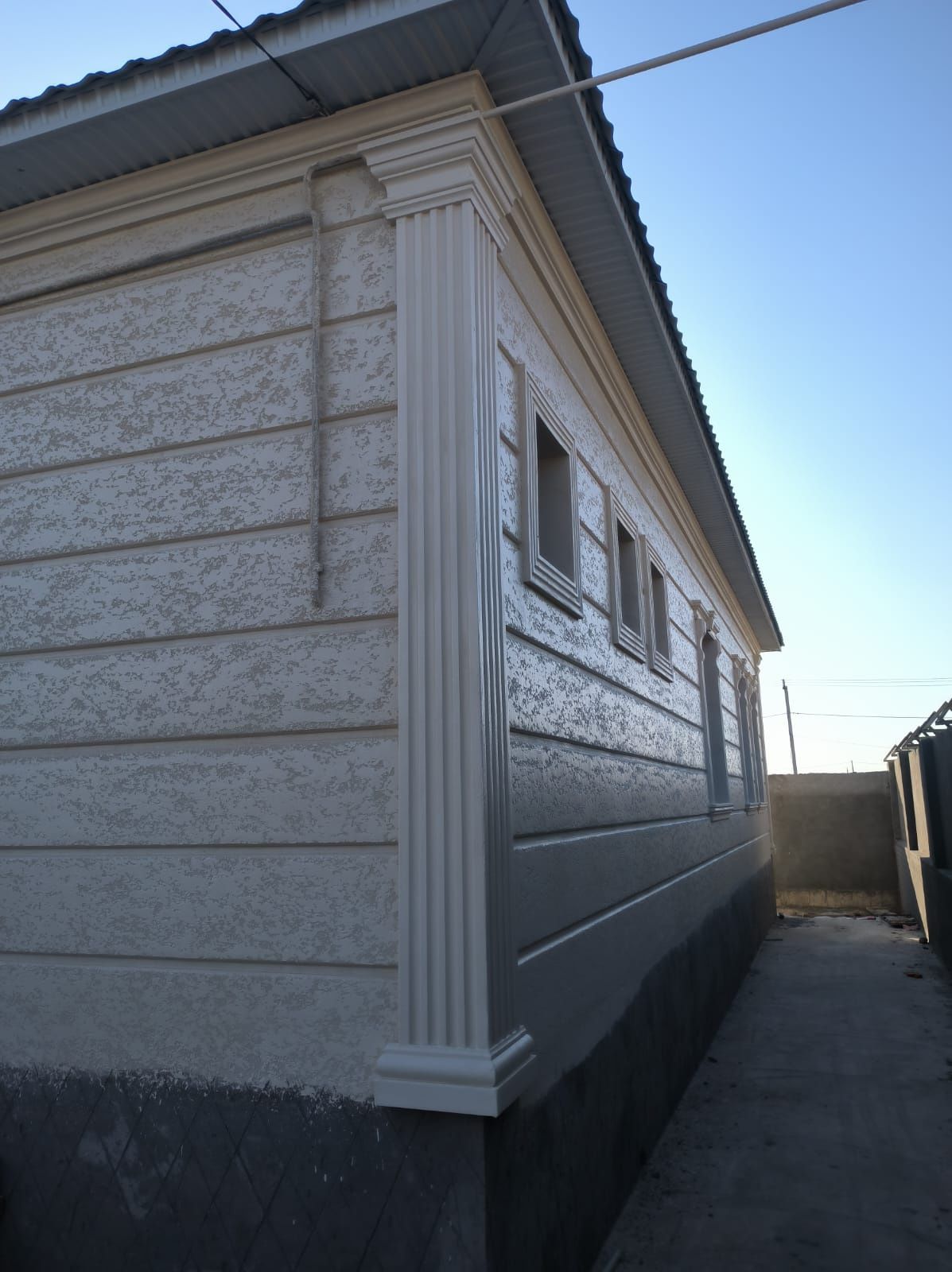 Фасад декор, оконные обрамления, угловые колонны, жидкий травертин, от
