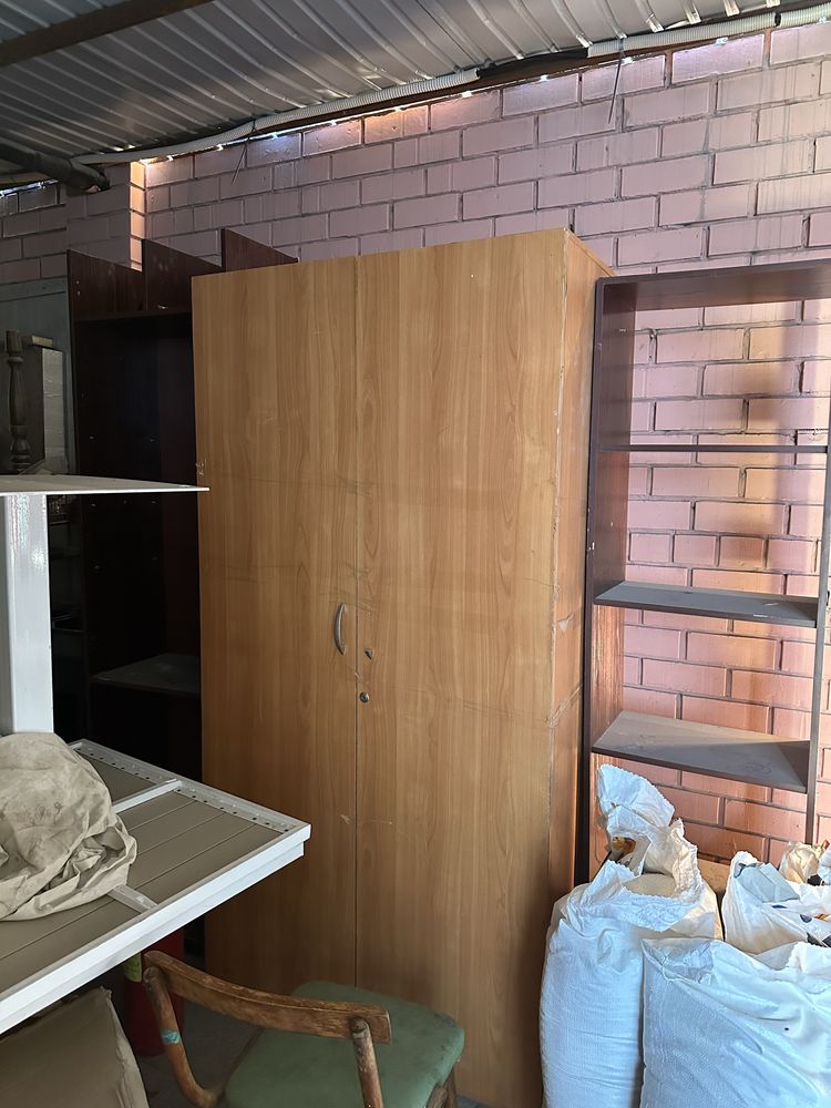 Продается шкаф, стол, робот пылесос