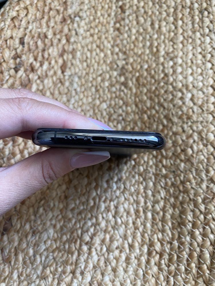 Продаю телефон Iphone 11pro