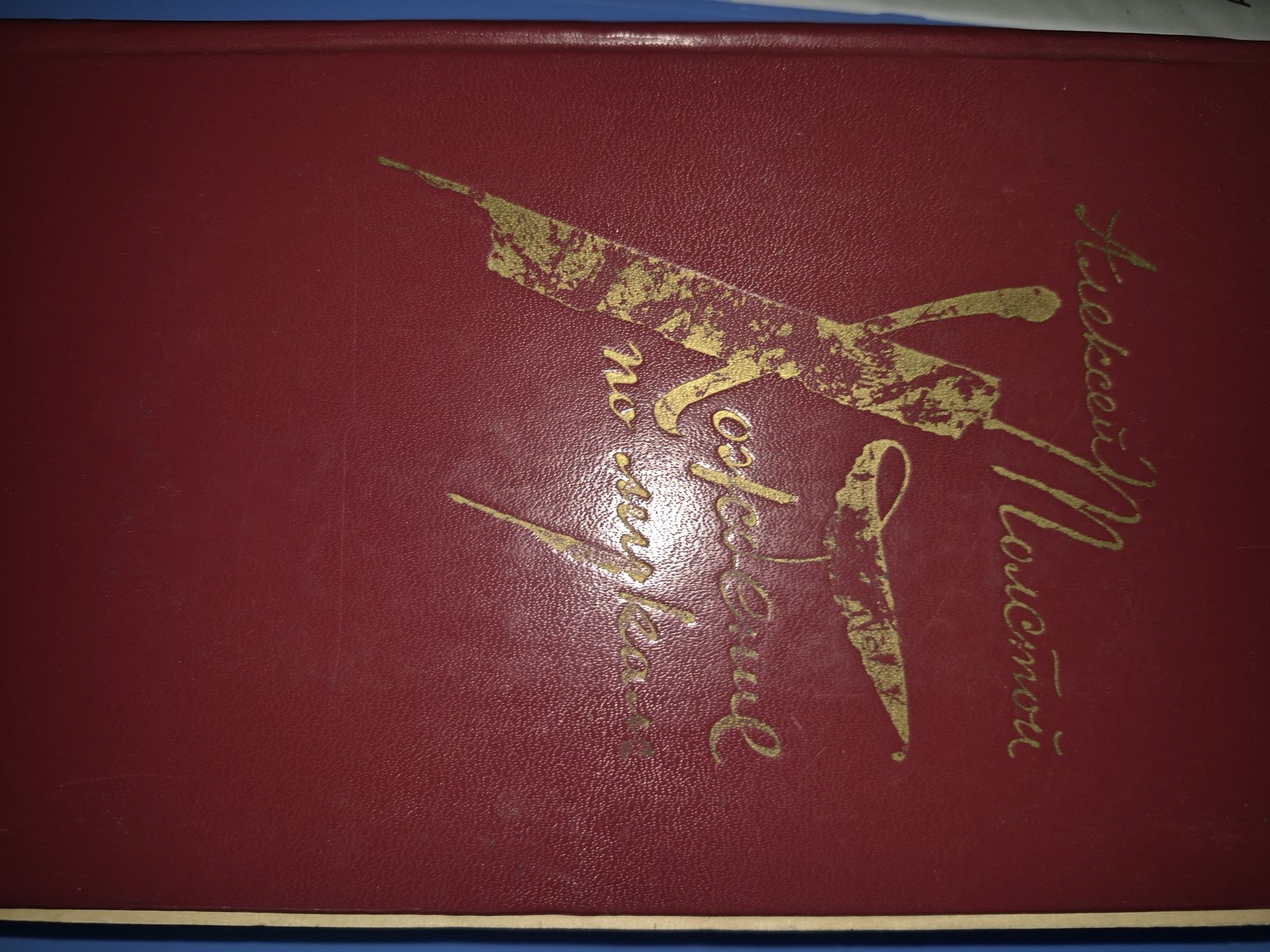 Разные книги на русском и казахском языка.