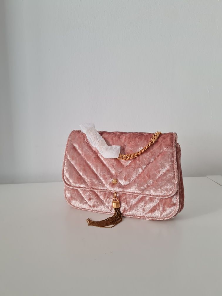 Розовая сумка Charles&Keith