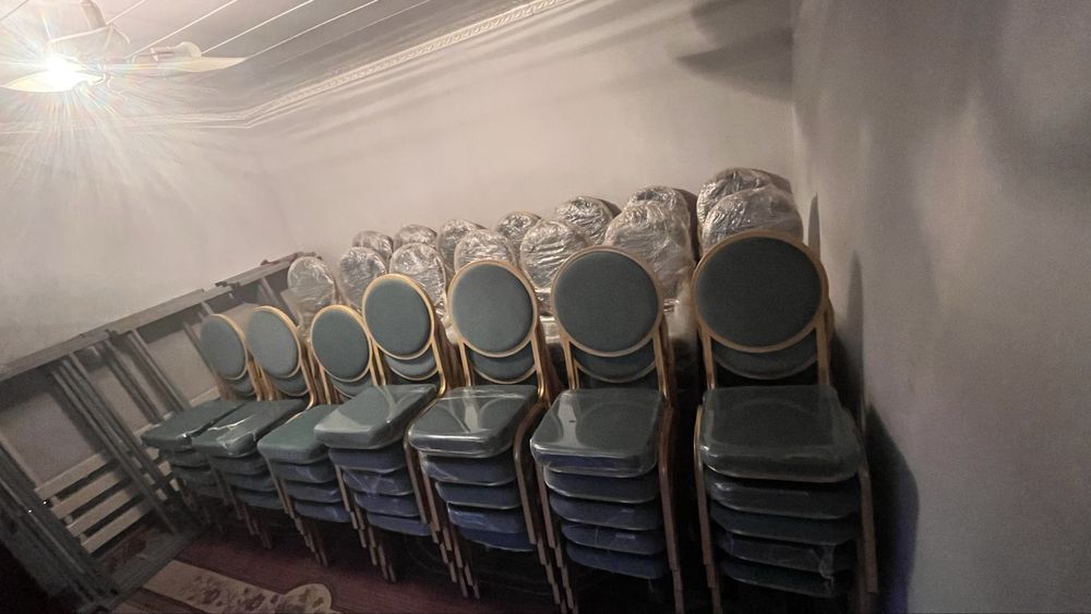 Столы и стулья продается.