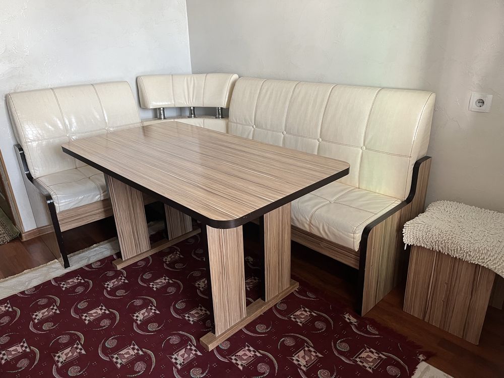 Продам Кухонный угловой диван и стул + 4 стулья