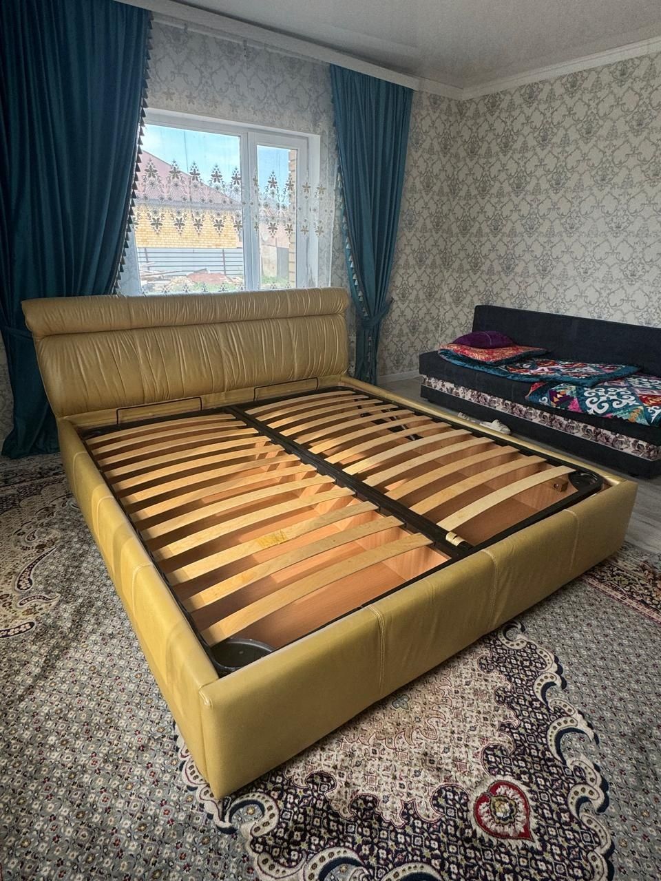 Кровать, тумбочки