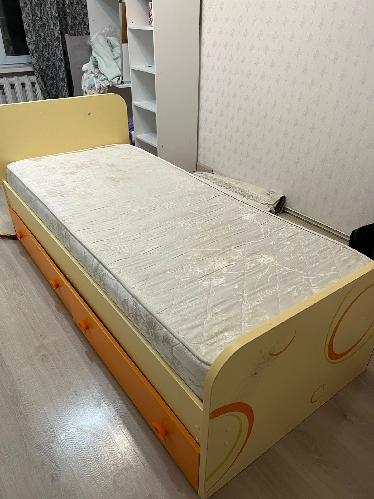 Продам кровать б/у с матрацом