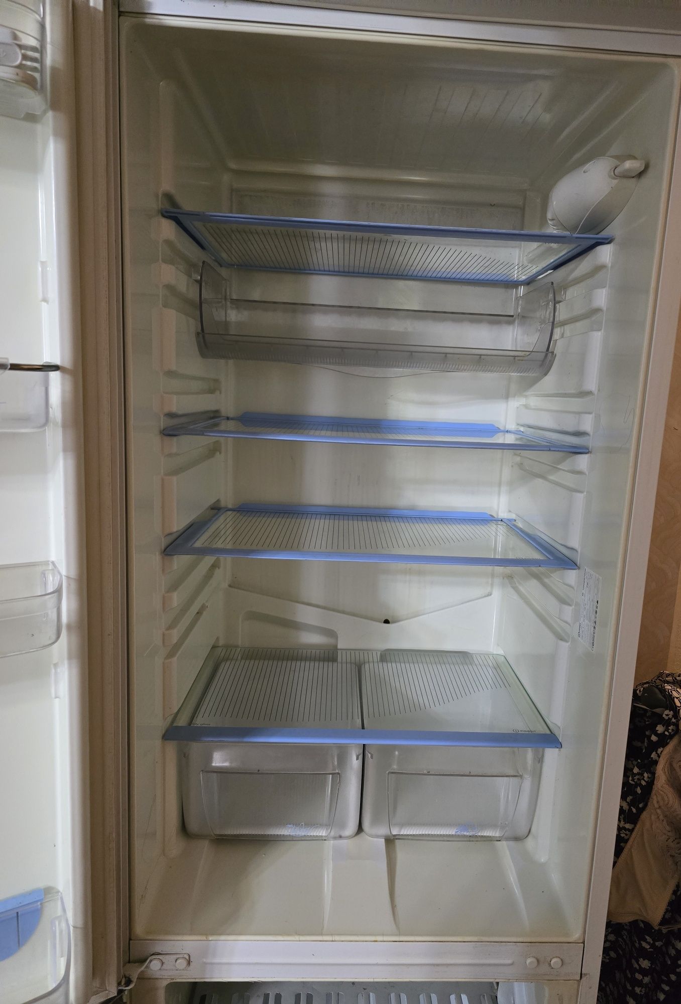 Холодильник  Indesit