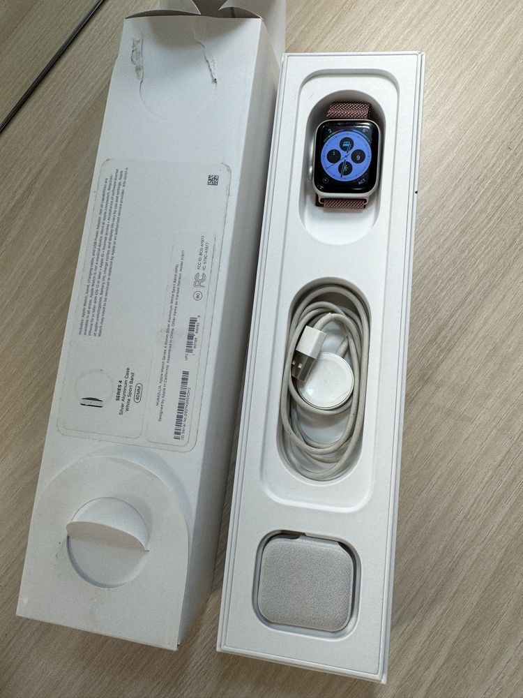 Apple watch 4, 40 мм, заряд 70%