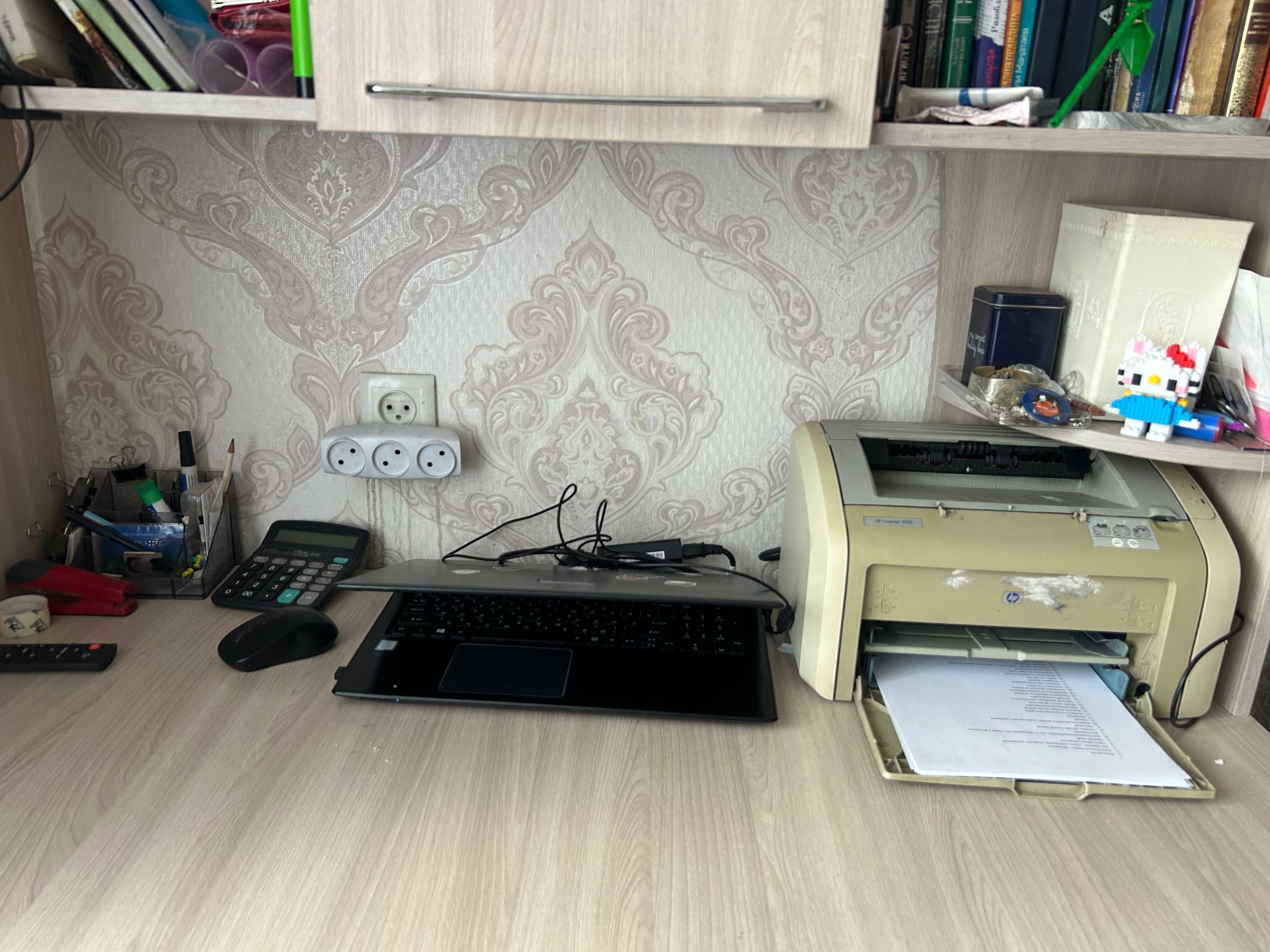 Рабочий стол для учебы и работы с полками