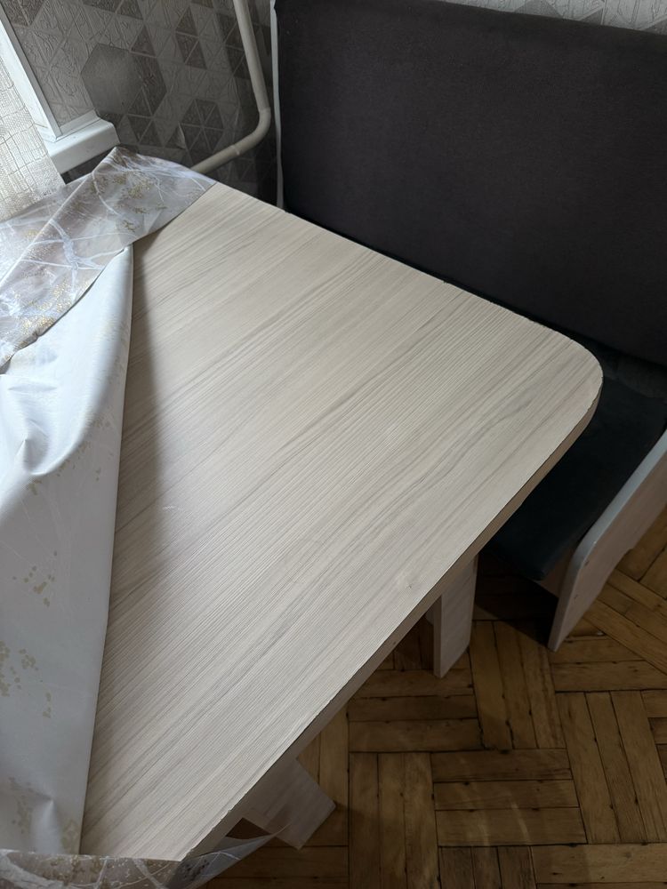 Стол и диван кухонные
