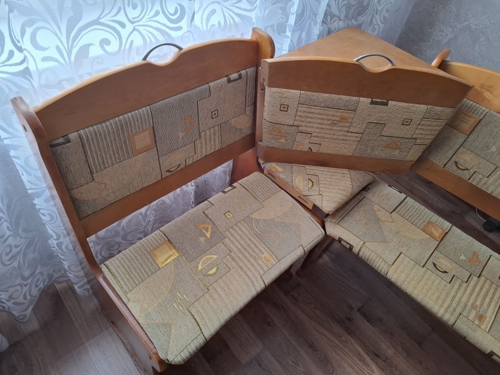 Продам кухонный диванчик угловой б/у