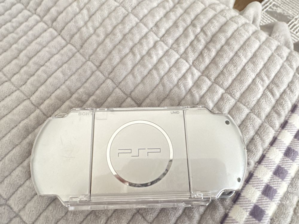 psp 3000 mystic silver в идеальном состояние устоновлено где то 40 игр