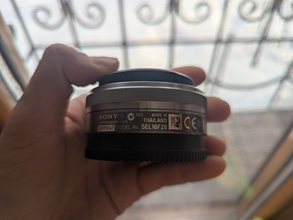 Sony E 16mm f/2.8 Ультракомпактный широкоугольный фикс-объектив