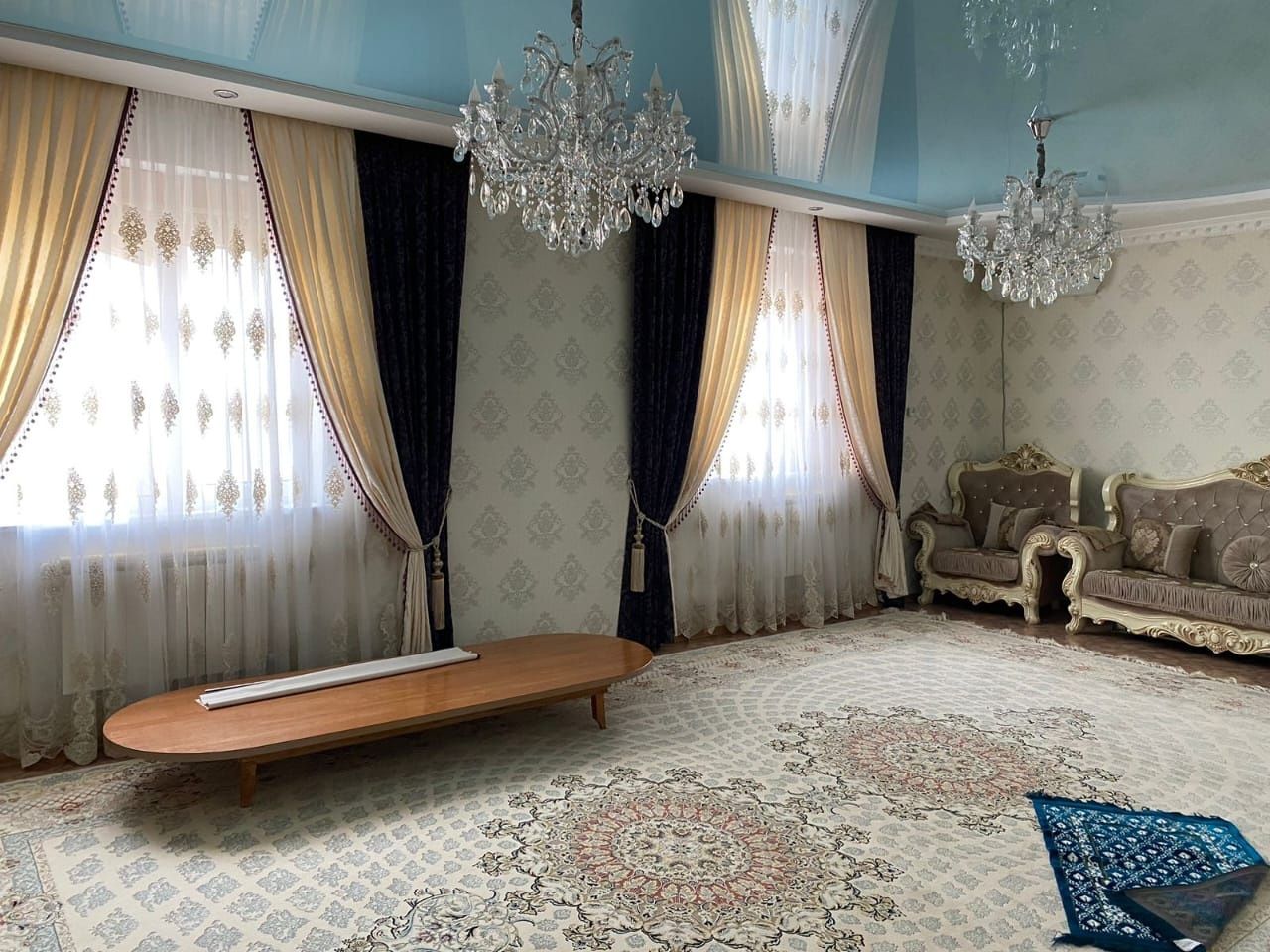 Сайын ауылынды орталықта ауласы кең жақсы үй сатылады.