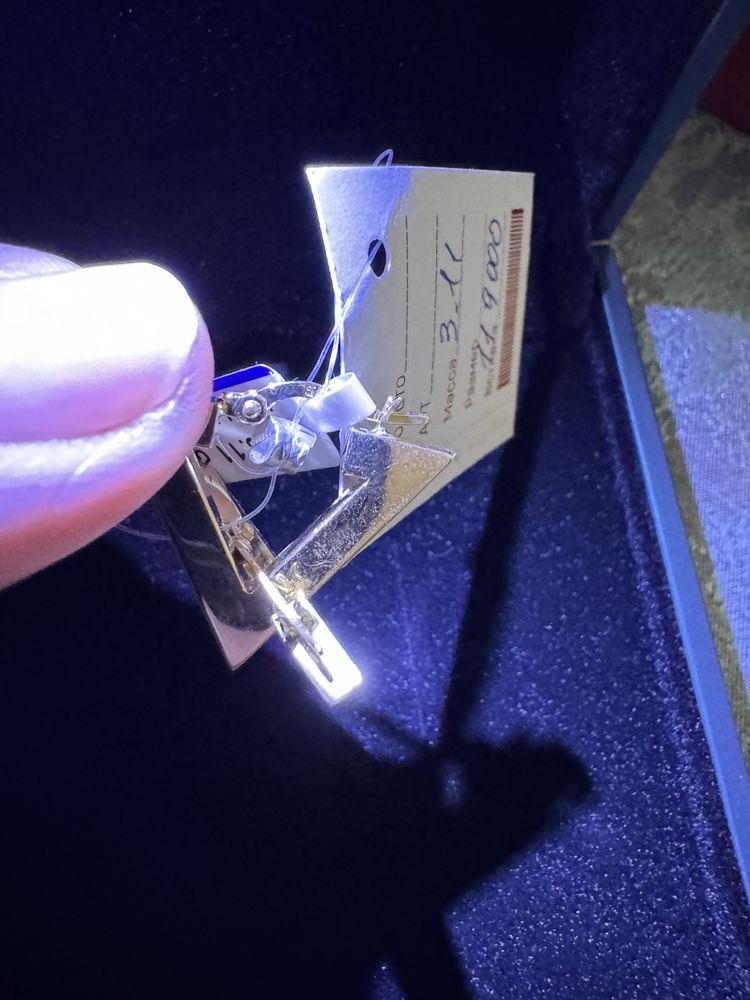 Золотые серьги продам
