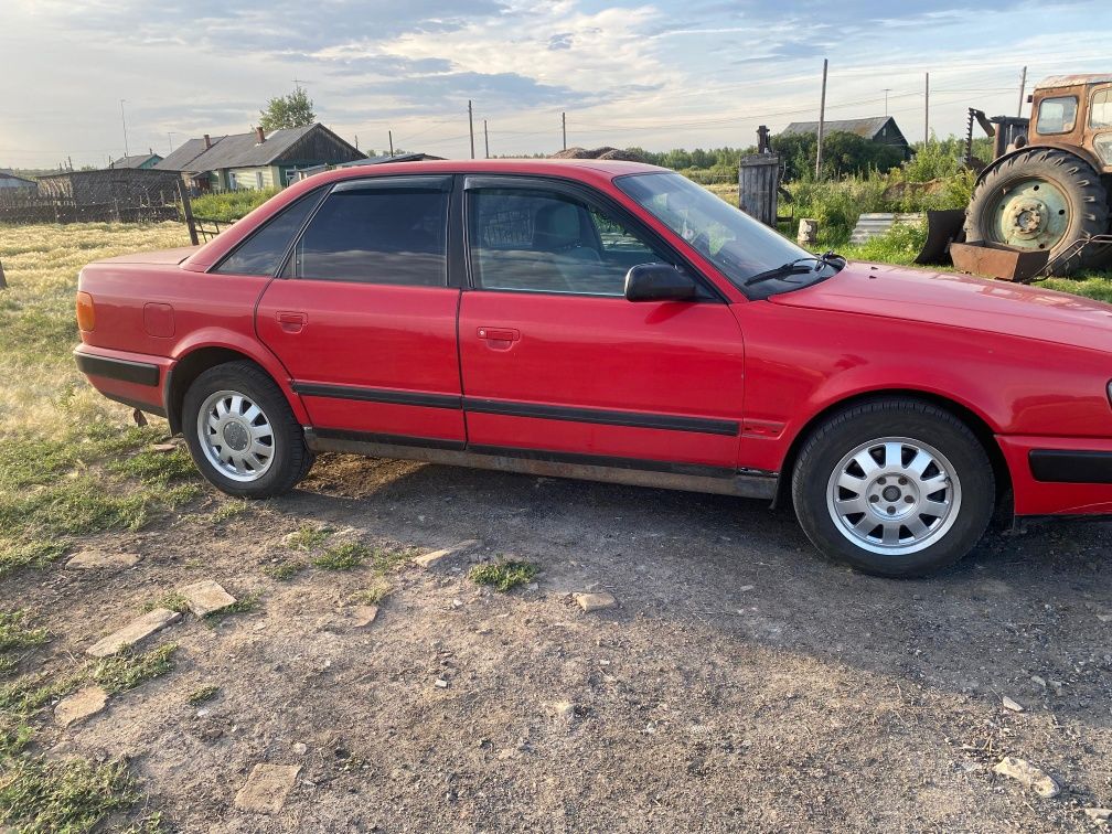 Автомобиль ауди 100