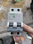 Автоматический выключаталь двухполюсной schneider electric