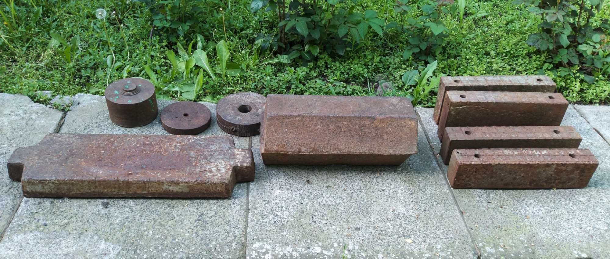 Чугунные железные станины и болванки.