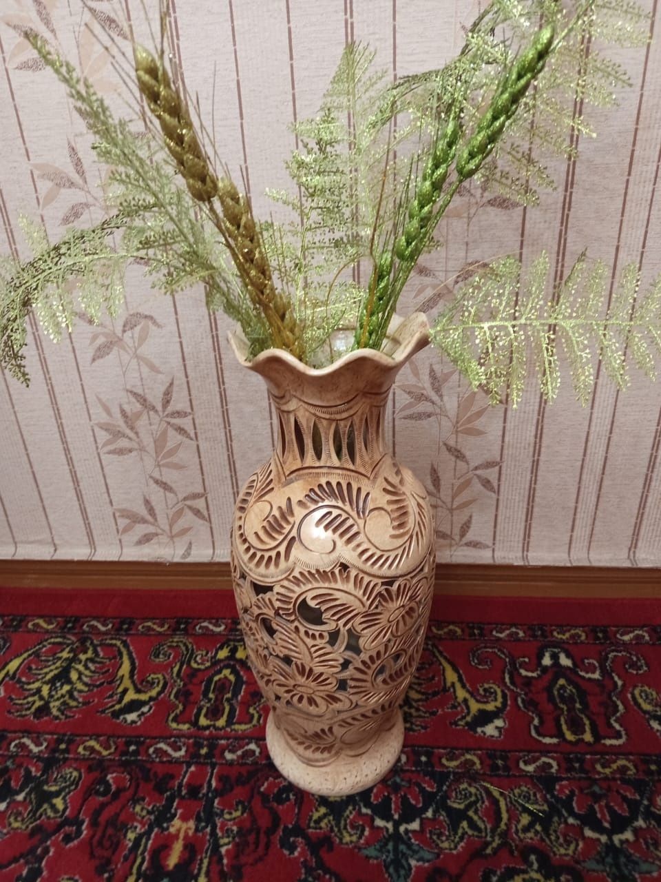 Ваза напольная с клосом и ветками.