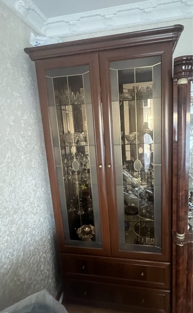 Сервант , шкаф для посуды