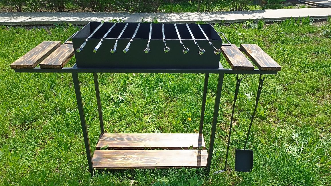 Продам мангал с шампурами, кочергой и с совочком.
