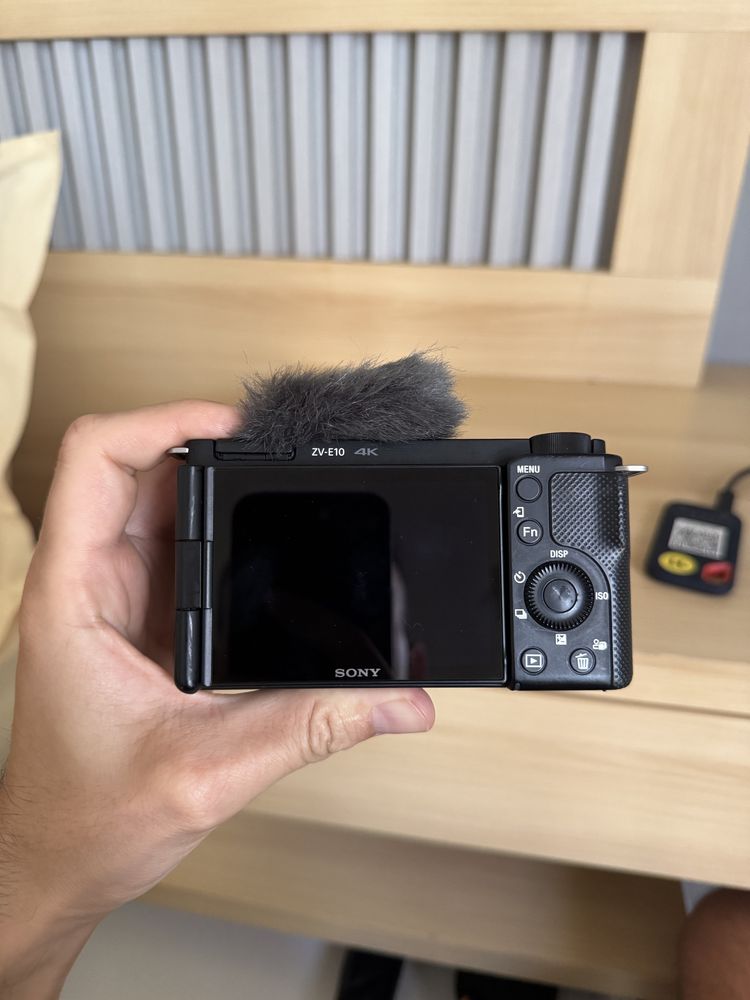 Sony ZVE10 body + 3 аккумулятора + зарядник + флешка