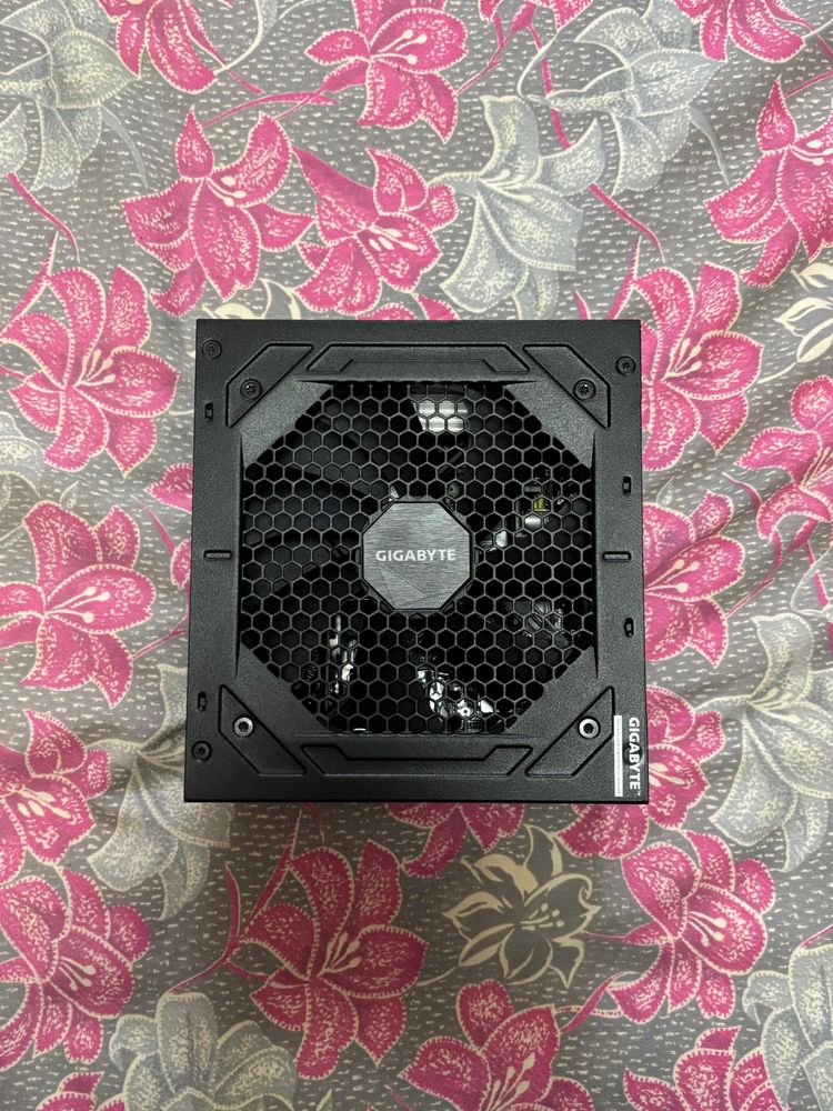 Блок питания GIGABYTE GP-UD750GM 750 Вт