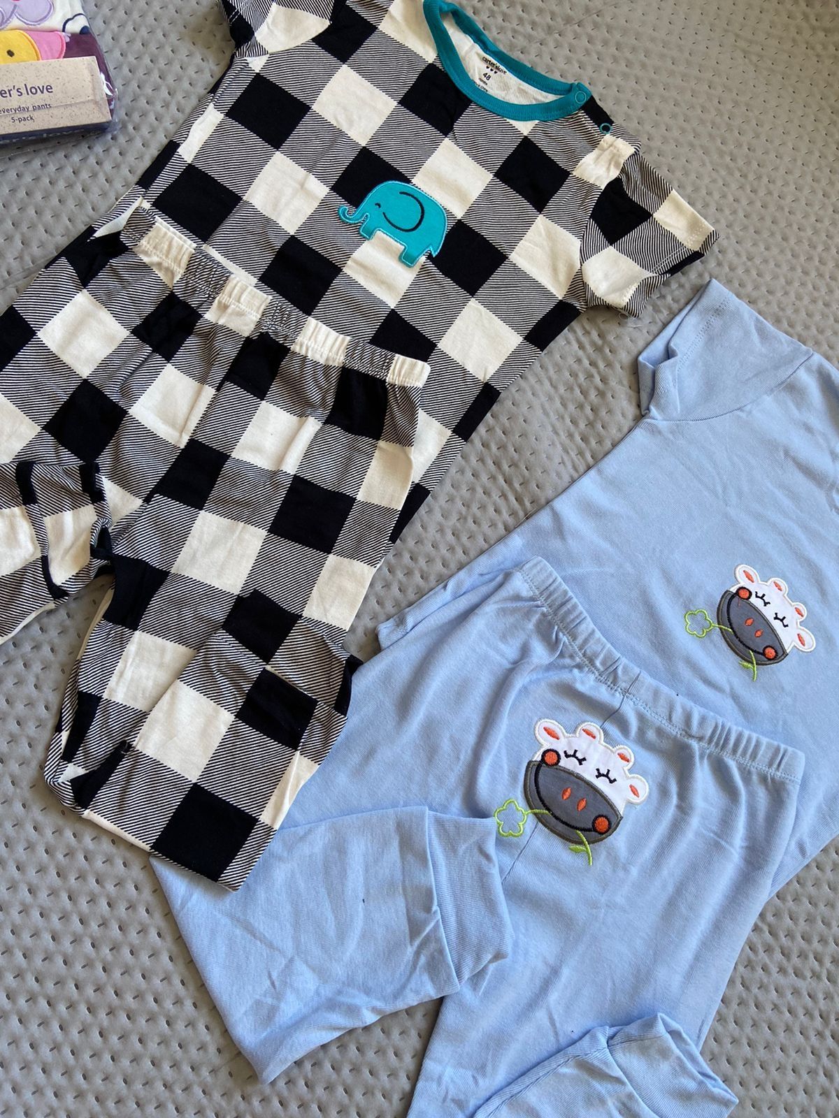 Carter's фирмасының киімдері сатылады
