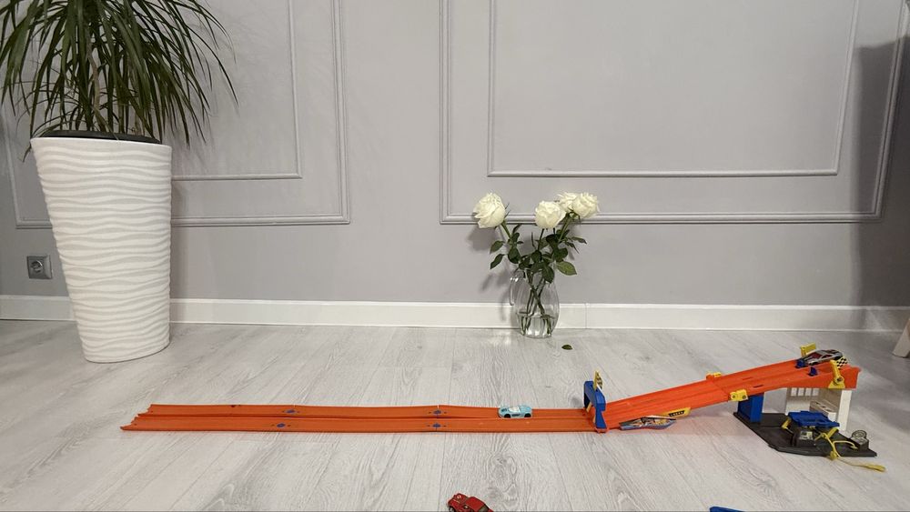 трассы  и машинки Hot wheels