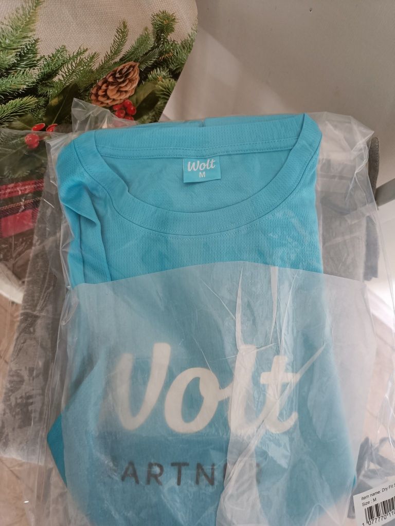 Дождевик и футболка wolt partner